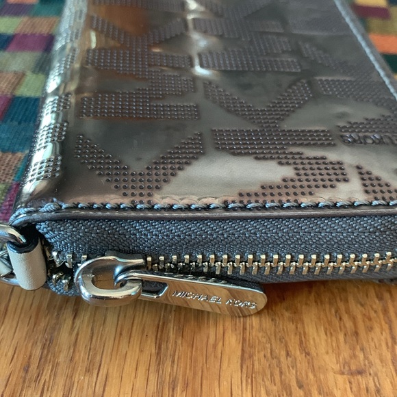 Michael Kors Wristlet NWOT - Picture 4 of 6